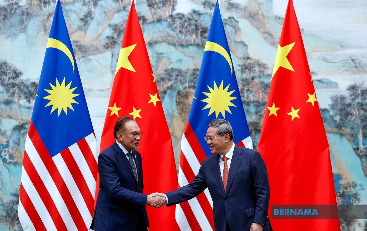 File photo of Malaysian Prime Minister Anwar Ibrahim (left) and his Chinese counterpart, Premier Li Qiang  in Shanghai --fotoBERNAMA (2024) COPYRIGHT RESERVED   