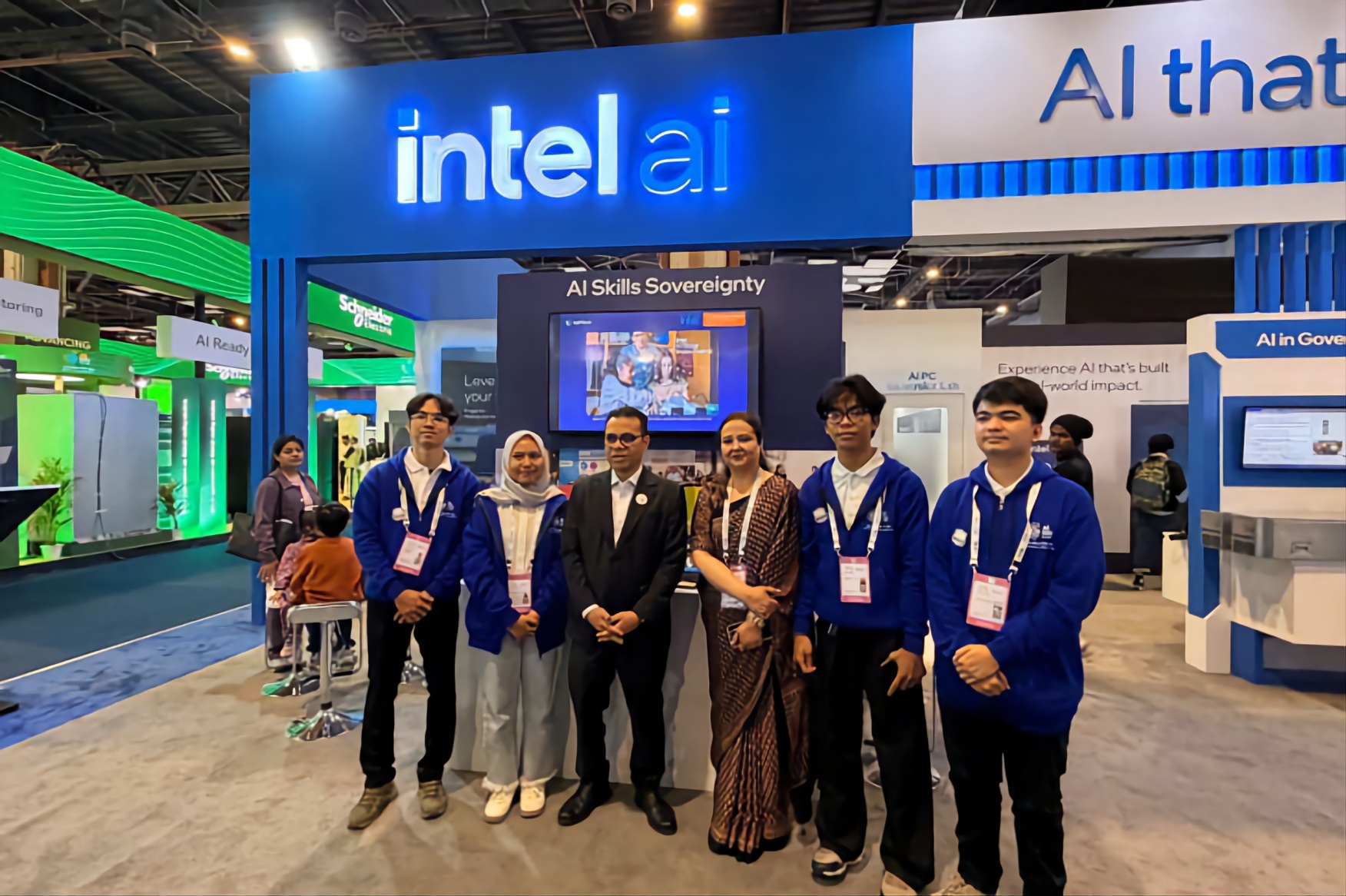 Indonesia's Deputy Minister for Communication and Digital Affairs Nezar Patria with Indonesian students who won the Intel Global Competition Award during the AI Impact Summit 2026 in New Delhi, Friday (Feb. 20, 2026). (ANTARA)