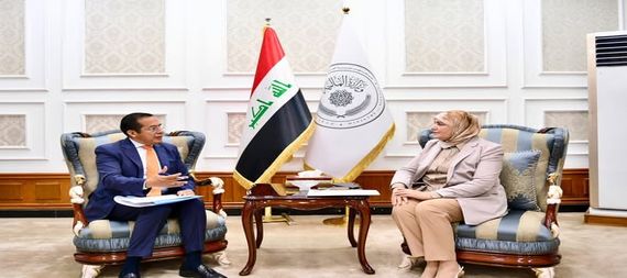 Finance Minister Taif Sami (right), Director of the World Bank office for Iraq, the Middle East, and North Africa, Emmanuel Salinas (left)