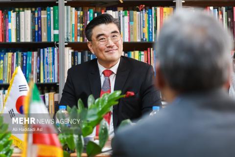 South Korea Ambassador visits Mehr News Agency, Tehran Times