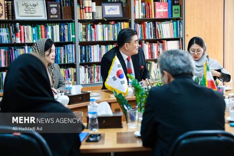 South Korea Ambassador visits Mehr News Agency, Tehran Times