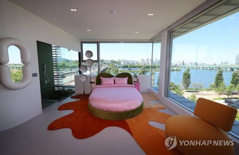 B&B over Han River