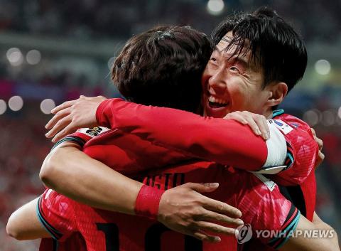 Son Heung-min embraces Lee Kang-in to celebrate Lee's scoring