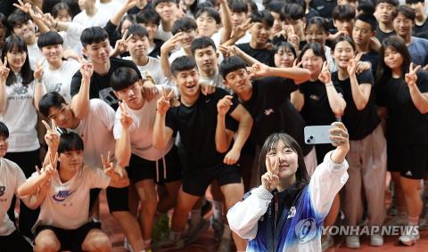 Teen gold medalist with fellow students