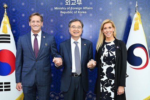 FM meets U.S. lawmakers