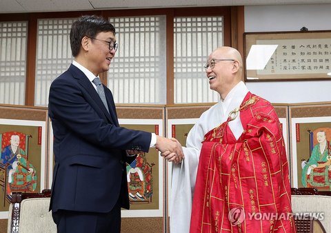 Culture minister meets Buddhist leader