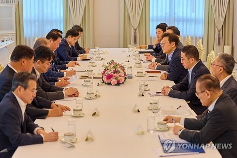 Lee meets with biz groups' leaders ahead of summit with Trump