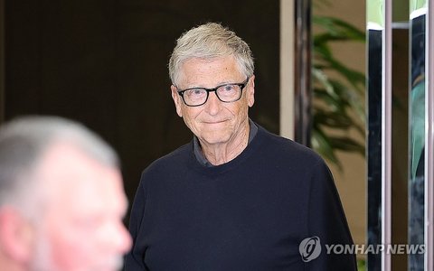 Bill Gates arrives in S. Korea