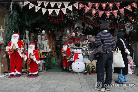 Christmas ornaments at Namdaemun Market