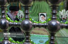 Leader visits Imam Khomeini Mausoleum in Tehran