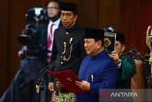 President Prabowo Subianto (right) taking the oath of office at the Nusantara Building in Senayan legislative complex, Jakarta, on Sunday (October 20, 2024). He was accompanied by the 7th president Joko Widodo (left). (ANTARA FOTO/Rivan Awal Lingga/app/YU/aa)