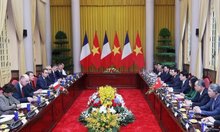 The talks between State President Luong Cuong and his French counterpart Emmanuel Macron in Hanoi on May 26 (Photo: VNA)