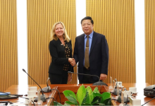 Minister of Construction Tran Hong Minh (R) receives Mariam Sherman, WB Country Director for Vietnam, Cambodia, and Lao in Hanoi on April 18. (Photo: VNA)