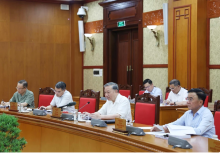 Party General Secretary To Lam (second from right) speaks at the Secretariat meeting (Photo: VNA)