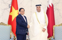 Vietnamese Prime Minister Pham Minh Chinh (left) and his Qatari counterpart Sheikh Mohammed bin Abdulrahman Al Thani at their talks in Doha on October 31. (Photo: VNA)