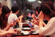 Almost half of its population was under 25, and young people in Viet Nam were finding new ways to access news, PRWeek Asia said. (Photo motthegioi)