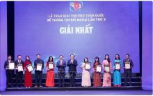 Politburo member, Secretary of the Party Central Committee and Chairman of its Commission for Information and Education Nguyen Trong Nghia (sixth from right) and Deputy Prime Minister and Minister of Foreign Affairs Bui Thanh Son (seventh from right) present awards to the first-prize winners. (Photo: VNA)