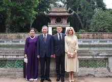 Party General Secretary To Lam (second from left) and his spouse Ngo Phuong Ly (far left), and French President Emmanuel Macron and his spouse Brigitte Macron pose for a photo at the Temple of Literature – Quoc Tu Giam (Photo: VNA)