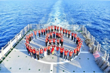 Overseas Vietnamese in the "Great Solidarity Voyage" in April 2025. The voyage is an annual programme organised by SCOVA in cooperation with the Navy Command since 2012. (Photo: VNA)