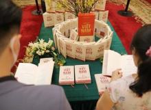 The launch of the book 'Vietnamese Brands – Golden Moment' by author Tran Tue Tri in Hanoi. (Photo: VNA)