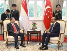 General Secretary of the Communist Party of Vietnam Central Committee To Lam (left) meets with Singaporean President Tharman Shanmugaratnam on March 12. (Photo: VNA)