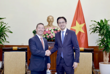Deputy Minister of Foreign Affairs Do Hung Viet (R) and Sean Kotaro O’Neill, Senior Bureau Official for the Department of State's Bureau of East Asian and Pacific Affairs of the US. (Photo: VNA)