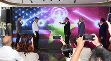 Engineer Luong Duc Long of Viettel Group (second, right) and Nguyen Hoang Vu, AI engineer and CEO of AIZ startup company (third, right) receive gold award at The Global AI Challenge for Building E&M Facilities 2025. (Photo: VNA)
