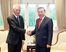 Party General Secretary To Lam (R) meets former Prime Minister Lee Hsien Loong (Photo: VNA)