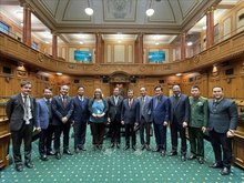 The Vietnamese delegation visit the New Zealand Parliament Building (Photo: VNA)
