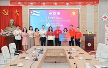 Deputy General Director of the Vietnam News Aagency Nguyen Thi Su (fifth, from right) presents donations to the Cuban people to the Vietnam Red Cross Society. (Photo: VNA)