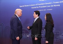 State President Luong Cuong (R) and US President Donald Trump (Photo: VNA)