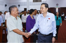 National Assembly Chairman Tran Thanh Man (R) meets with voters in Vi Xuyen district, Hau Giang province, on April 18. (Photo: VNA)