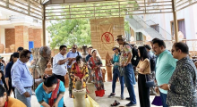Indian tourists visit Bau Truc pottery village in the south central province of Ninh Thuan. (Photo: nhandan.vn)