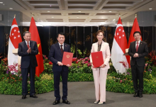 Party General Secretary To Lam (L) and Singaporean PM Lawrence Wong (R) witness the exchange of a MoU on digital transformation between the Vietnamese Ministry of Public Security and the Singaporean Ministry of Digital Development and Information on March 12. (Photo: VNA)