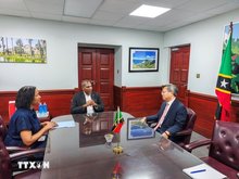 Le Quang Long (R), Vietnam’s Ambassador to Cuba and Saint Kitts and Nevis meets with Prime Minister of Saint Kitts and Nevis Terrance Drew (centre). (Photo: VNA)