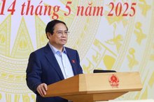 Prime Minister Pham Minh Chinh chairs the working session with ministries, central agencies, and relevant units on smuggling, trade fraud. (Photo: VNA)