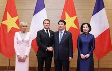 Vietnamese President Luong Cuong, French President Emmanuel Macron and their spouses at the banquet in Hanoi on May 26 (Photo: VNA)