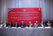 General Secretary of the Communist Party of Vietnam To Lam and the Vietnamese delegation at the Vietnam–UK Business Roundtable in London on October 30, 2025. (Photo: VNA)