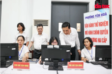 Leaders of Yen Hoa ward in Hanoi inspect the IT system on the first day of piloting the two-tier local administration model. (Photo: VNA)