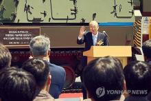 Hanwha Group Chairman Kim Seung-youn waves toward employees of Hanwha Aerospace Co. as he visits the company's plant in Changwon, some 300 kilometers south of Seoul, on May 20, 2024, in this photo provided by Hanwha Group. (PHOTO NOT FOR SALE) (Yonhap)