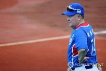 In this file photo from July 27, 2021, South Korea manager Kim Kyung-moon watches his team in practice at Ota Stadium in Tokyo, in preparation for a preliminary game against Israel at the Summer Olympics. (Yonhap)