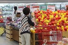 People shop at a major discount chain store in Seoul on June 4, 2024. (Yonhap)