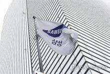 A flag flutters outside Samsung Electronics Co.'s office building in Seoul on July 5, 2024. (Yonhap)