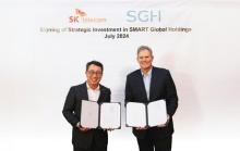 Ryu Young-sang (L), SK Telecom Co. CEO, and Mark Adams, CEO of Smart Global Holdings, pose for a photo after signing a strategic investment agreement, in this photo provided by the Korean company on July 16, 2024. (PHOTO NOT FOR SALE) (Yonhap)