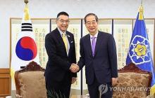 South Korean Prime Minister Han Duck-soo (R) shakes hands with Thailand's Foreign Minister Maris Sangiampongsa ahead of their meeting at his office in Seoul on Aug. 1, 2024, in this photo provided by Han's office. (PHOTO NOT FOR SALE) (Yonhap)