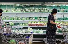 In this file photo, a shopper purchases groceries at a supermarket in Seoul on Aug. 11, 2024. (Yonhap)