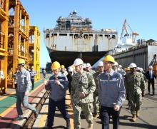 Kim Dong-kwan (R), vice chairman of Hanwha Group, and U.S. Adm. Steve Koehler (C), the commander of the U.S. Pacific Fleet, visit Hanwha Ocean Co.'s shipyard in Geoje on the southern coast of South Korea on Oct. 24, 2024, in this photo provided by Hanwha Group. (PHOTO NOT FOR SALE) (Yonhap)