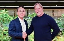 LG Electronics Inc. CEO Cho Joo-wan (L) shakes hands with Jim Keller, CEO of U.S. AI chip startup Tenstorrent, in Seoul, in this undated photo provided by LG Electronics. (PHOTO NOT FOR SALE) (Yonhap)