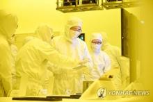 In this file photo provided by Samsung Electronics Co., its Chairman Lee Jae-yong (C) tours the company's chip plant in Cheonan, South Chungcheong Province, on Feb. 17, 2019. (PHOTO NOT FOR SALE) (Yonhap)