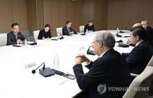 Finance Minister Choi Sang-mok (L) speaks during a meeting with officials of foreign chambers of commerce in Seoul on Dec. 6, 2024, in this photo provided by his office. (PHOTO NOT FOR SALE) (Yonhap)